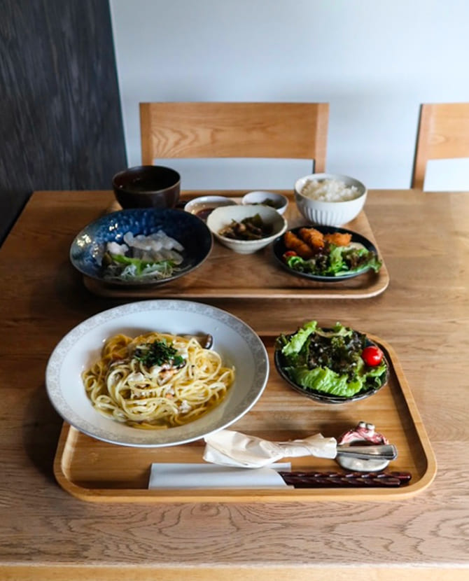 パスタの定食と刺身とフライの定食の写真